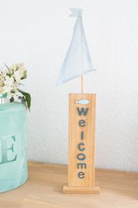 een houten standaard met een Newswick-bord op een tafel bij Apartment Scholle by Interhome in Norddeich