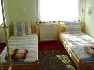 um quarto com duas camas e uma janela em Holiday Home Life em Tryavna