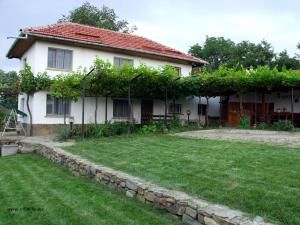 una casa con un patio delante de ella en Holiday Home Life, en Tryavna