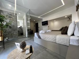 - une chambre avec un grand lit et un mur en verre dans l'établissement Palermo Inn Boutique ApartHotel, à Palerme