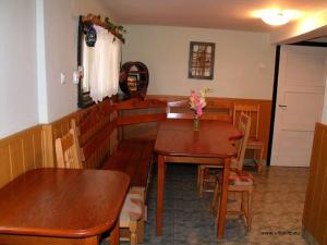 uma sala de jantar com mesas e cadeiras de madeira em Holiday Home Life em Tryavna