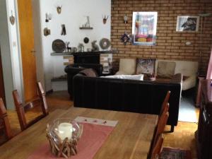 - un salon avec un canapé et une table dans l'établissement Apartment Chalet Eien by Interhome, à Engelberg