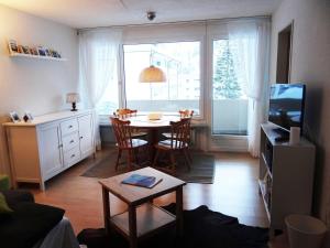 sala de estar con mesa y comedor en Apartment Neuschwändi 63 by Interhome, en Engelberg