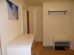 een lege kamer met een wit aanrecht en een plank bij Apartment Neuschwändi 63 by Interhome in Engelberg