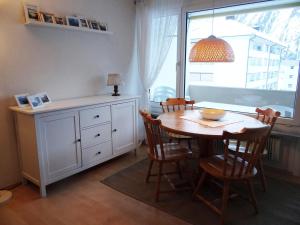 ein Esszimmer mit einem Tisch, Stühlen und einem Fenster in der Unterkunft Apartment Neuschwändi 63 by Interhome in Engelberg