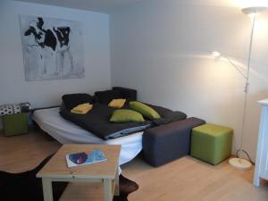 een woonkamer met een bank en een tafel bij Apartment Neuschwändi 63 by Interhome in Engelberg
