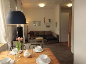 ein Wohnzimmer mit einem Tisch und einem Sofa in der Unterkunft Apartment Appartement Kern by Interhome in Bad Hofgastein