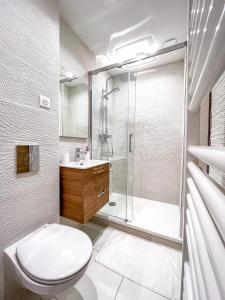 a bathroom with a shower and a toilet and a sink at Le Petit Martial - coeur de ville,refait à neuf,tout équipé, parking in Châteauroux +21 photos
