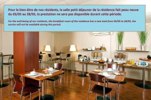 restauracja ze stołami i krzesłami w pokoju w obiekcie Séjours & Affaires Aix-en-Provence Mirabeau w Aix-en-Provence
