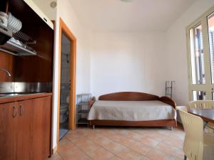 een slaapkamer met een bed en een keuken in een kamer bij Apartment L'Ancora-1 by Interhome in Porto Empedocle
