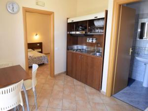 Una cocina con un fregadero y una mesa en una habitación. en Apartment L'Ancora-1 by Interhome, en Porto Empedocle