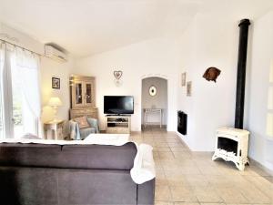 un soggiorno con divano e TV di Holiday Home Les Lavandes by Interhome a La Croix-Valmer