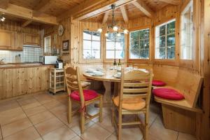 eine Küche und ein Esszimmer mit einem Tisch und Stühlen in der Unterkunft Chalet Mont Rose in La Tzoumaz