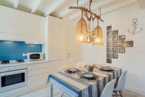 eine Küche mit einem Tisch und Stühlen sowie ein Esszimmer in der Unterkunft Sanremo Amazing Apartment with Private Parking in Sanremo