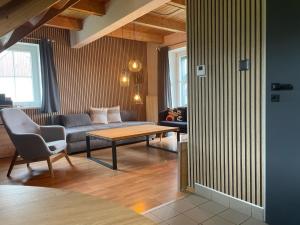 ein Wohnzimmer mit einem Sofa und einem Tisch in der Unterkunft Holiday Home Holiday Hill 59 by Interhome in Lauterwasser