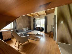 ein Wohnzimmer mit Sofa und Tisch in der Unterkunft Holiday Home Holiday Hill 59 by Interhome in Lauterwasser + 42 Fotos