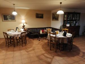 Frairie Du Divit في بونتيفي: غرفة معيشة مع طاولتين وأريكة