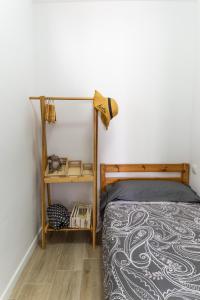 卡里拉的住宿－Amadeu 1, Calella，一间卧室,配有一张床和架子上的灯