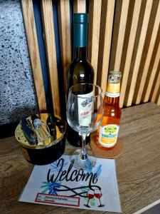 - une bouteille de vin et un verre de vin sur un papier dans l'établissement Stan na dan Koprivnica-Comfort, à Koprivnica