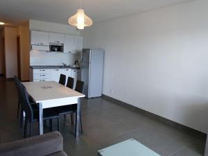 Kuchyň nebo kuchyňský kout v ubytování Apartment T3 vue baie by Interhome