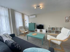 een woonkamer met een bank en een tafel bij Aprilov Apartment in Gabrovo