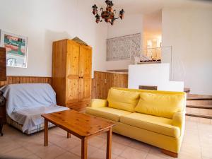 sala de estar con sofá amarillo y mesa en Holiday Home Le Cabanon by Interhome en Besse-sur-Issole