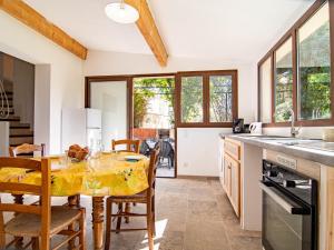cocina con mesa y mantel amarillo en Holiday Home Le Cabanon by Interhome, en Besse-sur-Issole