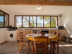 cocina con mesa y sillas en Holiday Home Le Cabanon by Interhome en Besse-sur-Issole