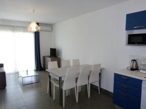 uma cozinha e sala de jantar com mesa e cadeiras em Apartment Villa Tyrrenia-3 by Interhome em Rogliano