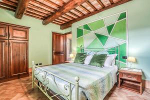 sypialnia z dużym łóżkiem w pokoju w obiekcie Agriturismo Podere San Giorgio w mieście Radicofani