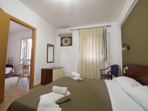 een slaapkamer met een bed, een bureau en een spiegel bij Apartment L'Ancora-2 by Interhome in Porto Empedocle