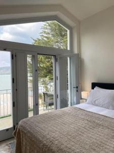 1 dormitorio con cama y ventana grande en The Boathouse, at the lake, en Magione