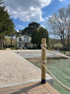 una cuerda atada a un muelle de madera frente a una casa en The Boathouse, at the lake, en Magione