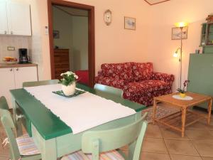 クルニカにあるHoliday Home Milva by Interhomeのキッチンとテーブルとソファのあるリビングルーム