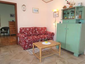 クルニカにあるHoliday Home Milva by Interhomeの赤いソファとテーブルのあるリビングルーム +12枚の写真