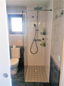 uma casa de banho com um chuveiro e um WC. em GLOBAL-IMMO 5053 CASA BRAMER 28 em Roses