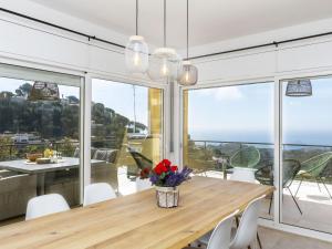 Holiday Home Floradise by Interhome في يوريت دي مار: غرفة طعام مع طاولة وإطلالة على المحيط