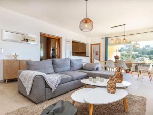 una sala de estar con un sofá y una mesa en Holiday Home Floradise by Interhome, en Lloret de Mar 36 fotos más