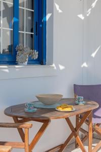uma mesa de madeira com uma tigela em cima em The Panorama House em Pera Gyalos