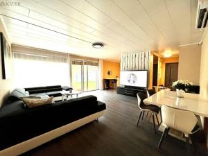 sala de estar con sofá negro y mesa en Villa en Tallin