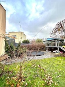 un jardín con un pabellón y un edificio en Villa, en Tallin