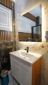une salle de bains avec un lavabo blanc et un miroir dans l'établissement Fidan City Hotel, à Istanbul 43 autres photos