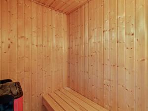 eine Holzsauna mit holzgetäfelter Wand in der Unterkunft Holiday Home Paulette - 450m from the sea in NW Jutland by Interhome in Løkken