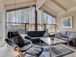 ein Wohnzimmer mit einem Sofa und einem Tisch in der Unterkunft Holiday Home Paulette - 450m from the sea in NW Jutland by Interhome in Løkken
