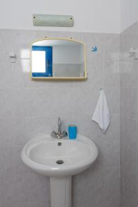 uma casa de banho com um lavatório e um espelho em The Panorama House em Pera Gyalos