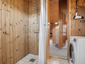 Koupelna v ubytování Holiday Home Siri - 400m from the sea by Interhome