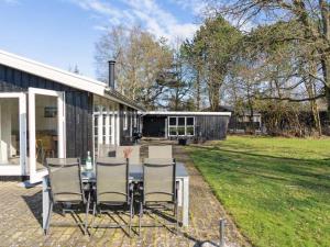 Zahrada ubytování Holiday Home Elly - 1km from the sea by Interhome