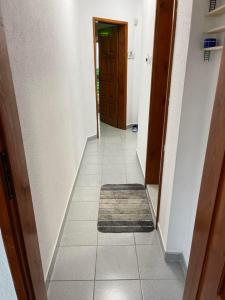 um corredor com uma porta e um tapete no chão em Апартамент за гости Сънрайз с гледка към река Дунав em Ruse