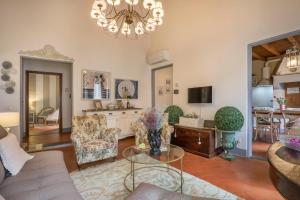 een woonkamer met een bank en een kroonluchter bij SANGALLO Suite-Hosted by Sweetstay in Florence