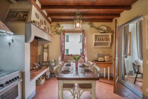 een keuken en eetkamer met een tafel met stoelen bij SANGALLO Suite-Hosted by Sweetstay in Florence